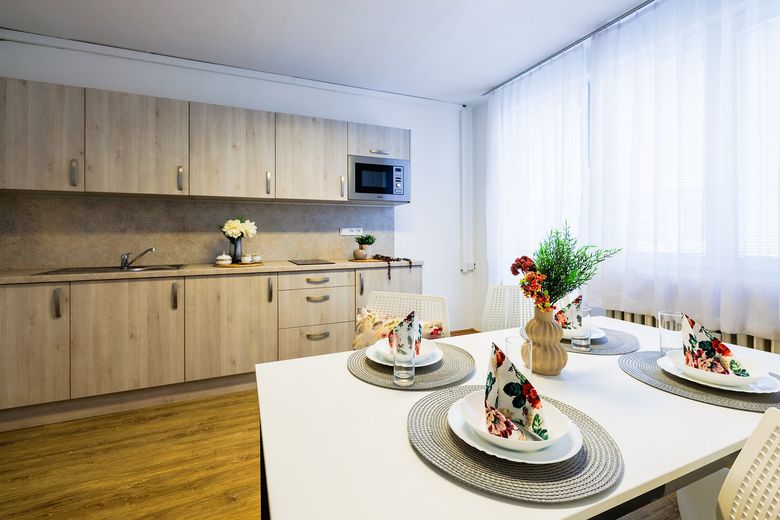 Kuchyňka s jídelním koutem, detail prostřeného stolu