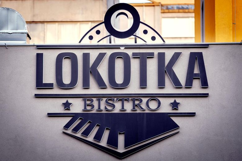 Prostorové logo LOKOTKA BISTRO na stěně